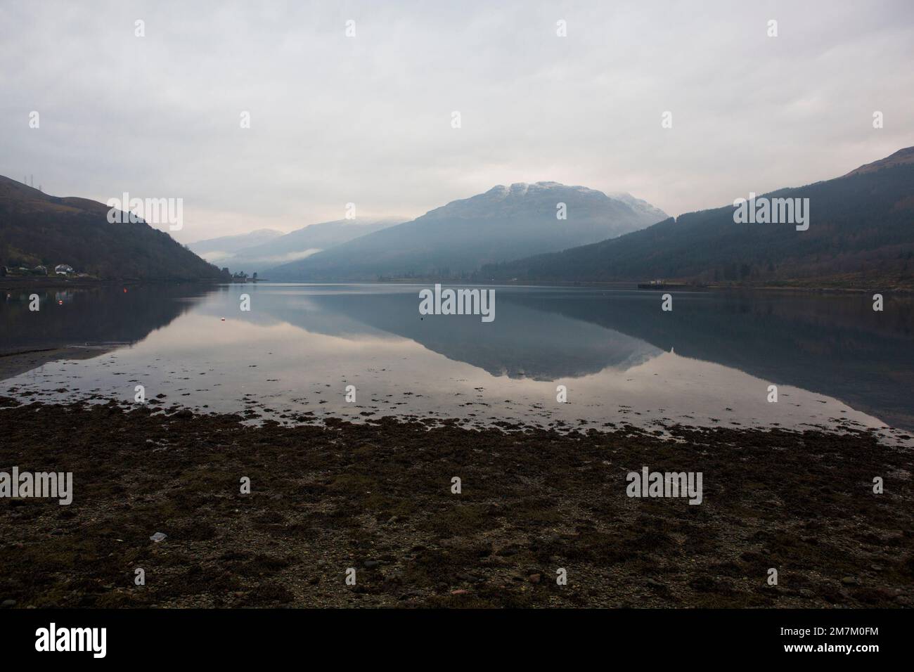 Winterblick über schottische Seen Stockfoto