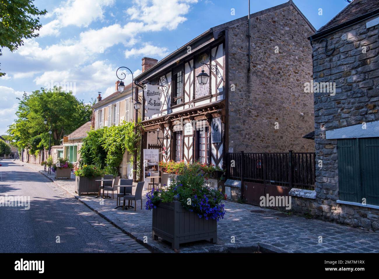 Barbizon (Gegend von Paris): ÒGrande RueÓ, Hauptstraße des Dorfes, wo zahlreiche post-impressionistische Maler lebten, mit Restaurant und Hotel Stockfoto