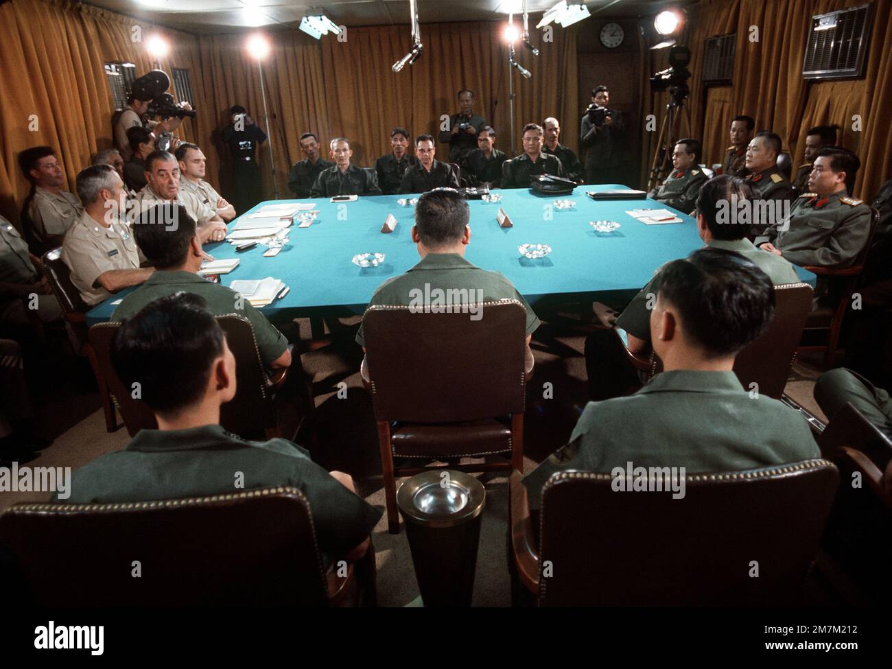 Gesamtsicht der Mitglieder der Gemeinsamen Militärdelegationen der vier Parteien in einem Konferenzraum. Die südvietnamesische Delegation mit dem Rücken zur Kamera, die US-Delegation auf der linken Seite, die Vietcong-Delegation vor der Kamera und die nordvietnamesische Delegation auf der rechten Seite. Auf der Konferenz auf dem Flugplatz Tan Son Nhut werden die Einzelheiten der Freilassung von Kriegsgefangenen der vier Parteien festgelegt. Subjekt Operation/Serie: HOMECOMING-Basis: Saigon-Land: Südvietnam Stockfoto