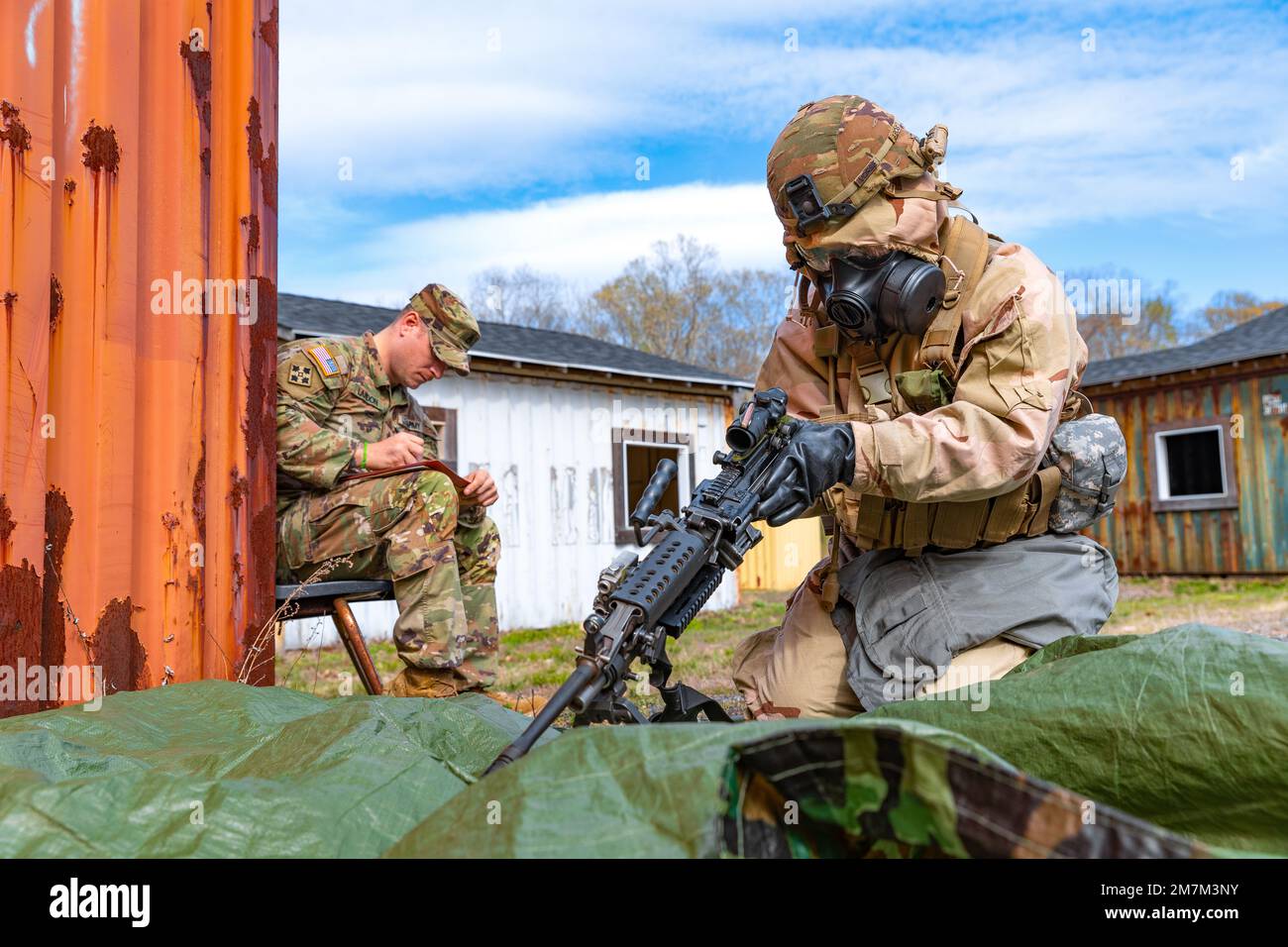 USA Army Sgt. Jordan Vorse, ein Chemie-, Biologie-, Radiologie- und Nuklearspezialist, der dem 15. Civil Support Team, der Vermont Army National Guard, zugeteilt ist, zerlegt eine M249 Squad Automatic Weapon, während sie von den USA bewertet wird Army Staff Sergeant Michael Landon, ein Infanterie-Mann, dem 102. Infanterie-Regiment zugeteilt, Connecticut Army National Guard, Stones Ranch Military Reservation, East Lyme, Connecticut, 10. Mai 2022. Die Soldaten mussten die Waffe zerlegen und wieder zusammensetzen, während sie Schutzkleidung gegen chemische und biologische Agenzien trugen, die auch als missionsorientierte Schutzhaltung bekannt ist, oder Stockfoto