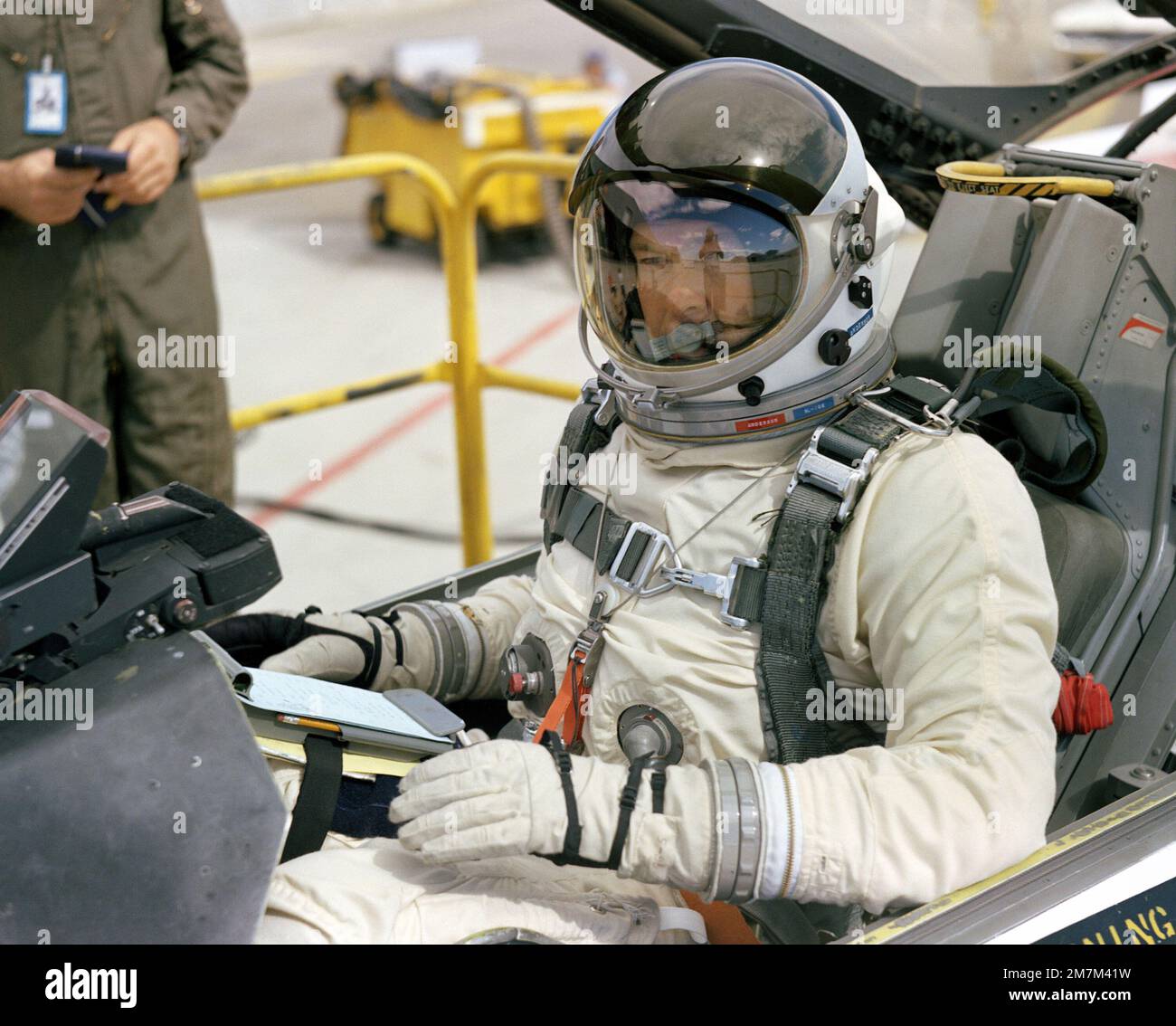 Ein Pilot trägt einen Druckanzug, während er im Cockpit eines YF-16-Flugzeugs sitzt. Basis: Luftwaffenstützpunkt Edwards Bundesstaat: Kalifornien (CA) Land: Vereinigte Staaten von Amerika (USA) Stockfoto