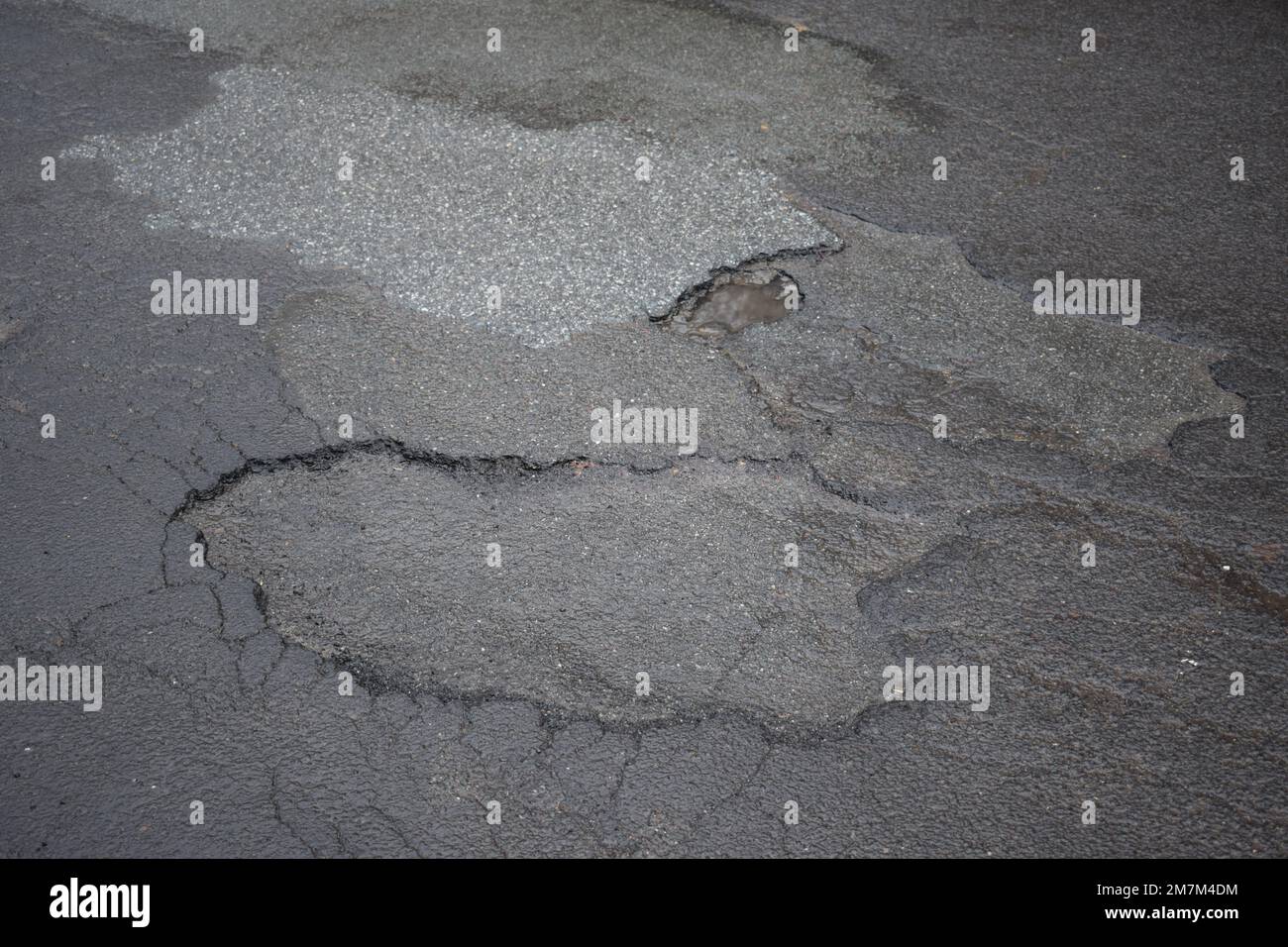 Ein Schlagloch in einer Stadtstraße Stockfoto