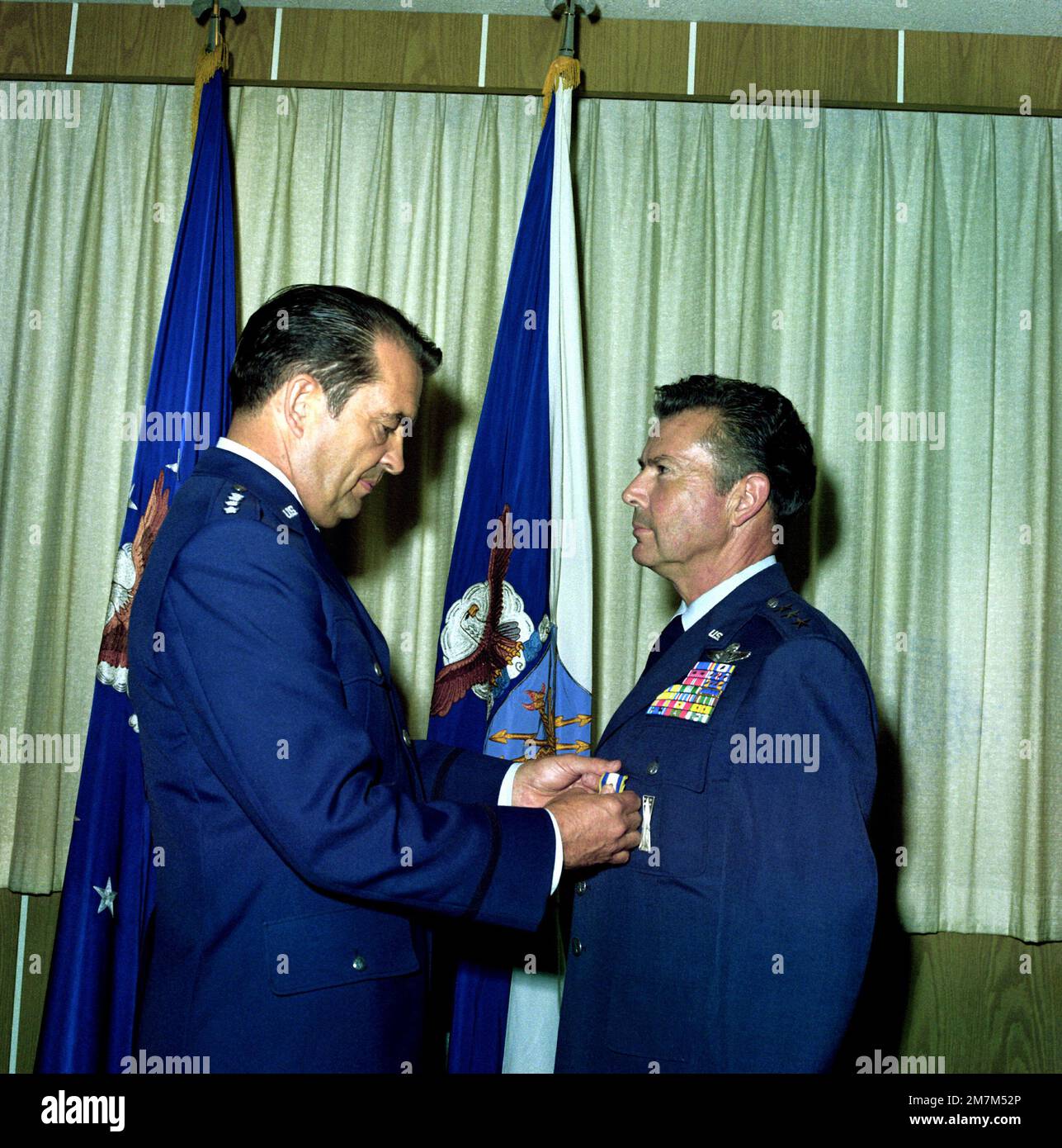 GENERAL David C. Jones überreicht LGEN Warren D. Johnson die Distinguished Service Medal. Land: Unbekannt Stockfoto