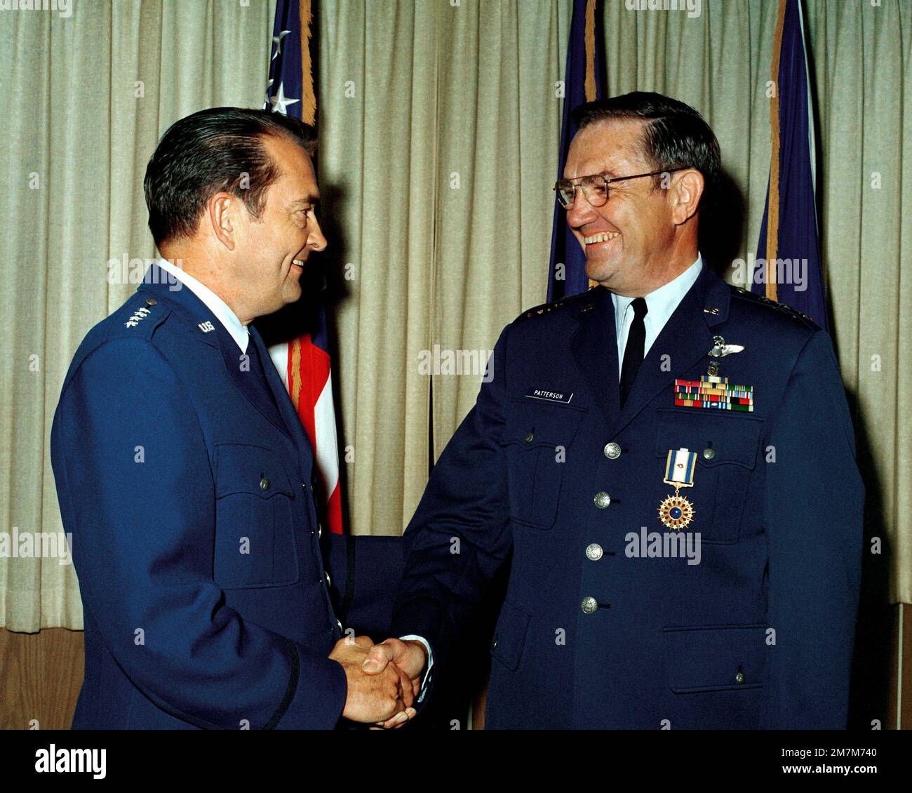 GENERAL David C. Jones gratuliert LGEN Robert A. Patterson, nachdem er ihm während der Zeremonie die Ehrenmedaille verliehen hat. Land: Unbekannt Stockfoto