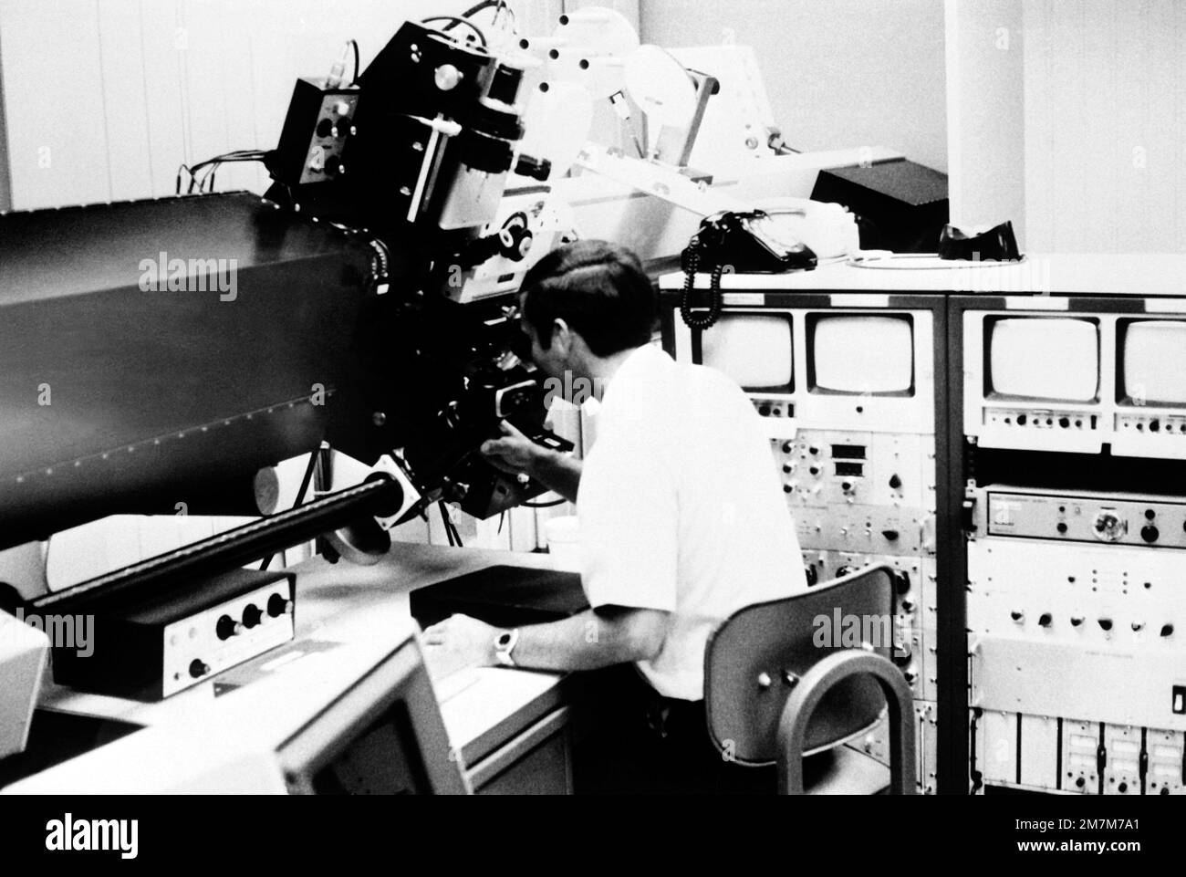 CPT Mel Fourroux vom Air Force Air Weather Service betreibt das Okular eines optischen Teleskops. Das Teleskop ist das erste von fünf Beobachtungsstellen im Solar Electro Optical Network (SEON), die weltweit Sonnenwache bieten. Basis: Palehua Staat: Hawaii (HI) Land: Vereinigte Staaten von Amerika (USA) Stockfoto