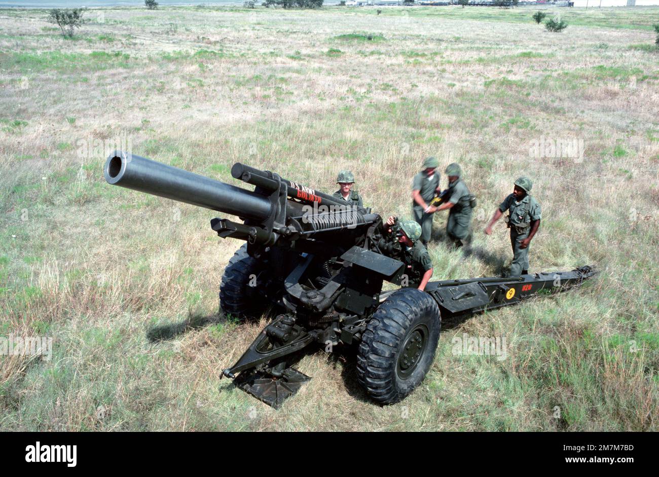 Artilleristen bereiten sich darauf vor, einen 155 mm M114A1-Haubitzer während einer Feuerübung zu beladen. Land: Unbekannt Stockfoto