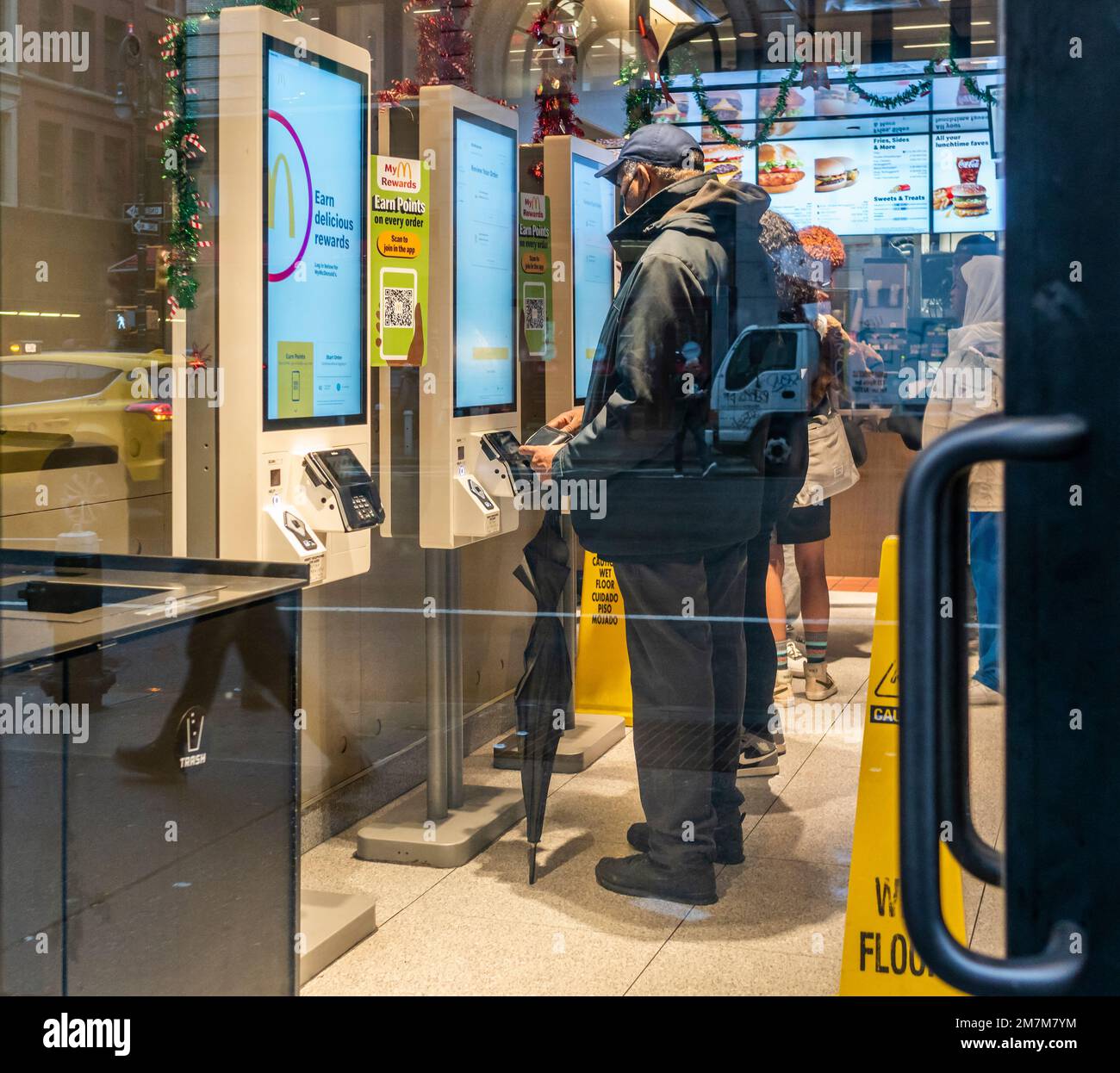Am Dienstag, den 3. Januar 2023, bestellen Gäste an Kiosken in einem McDonald's Restaurant in New York. (© Richard B. Levine) Stockfoto