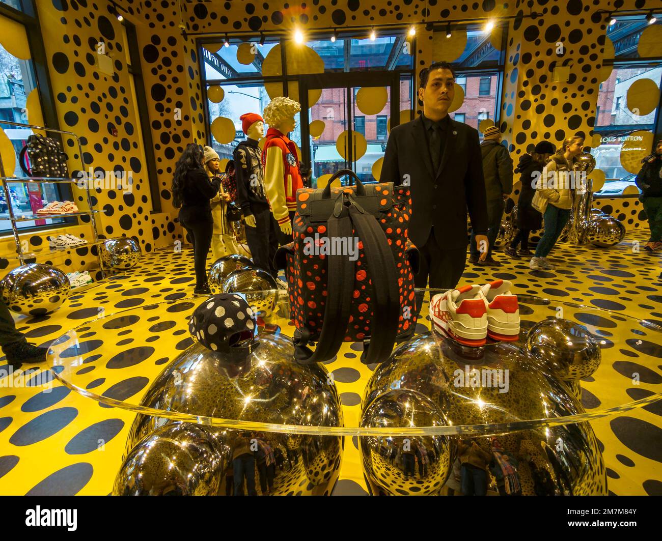 Am Samstag, den 7. Januar 2023, strömen die Menschenmassen in den Louis Vuitton Store im Meatpacking District in New York, um Kleidung und Accessoires von der Yayoi Kusama-Zusammenarbeit mit der Marke zu kaufen. (© Richard B. Levine) Stockfoto