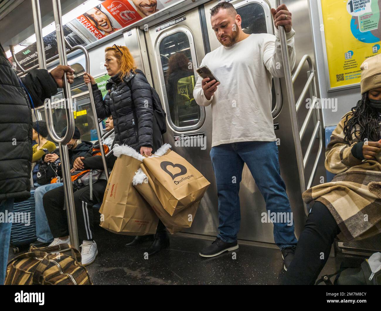 Frauen mit ihren Einkaufstaschen von billigen Einzelhändlern reisen am Samstag, den 7. Januar 2023, in der U-Bahn in New York. (© Richard B. Levine) Stockfoto