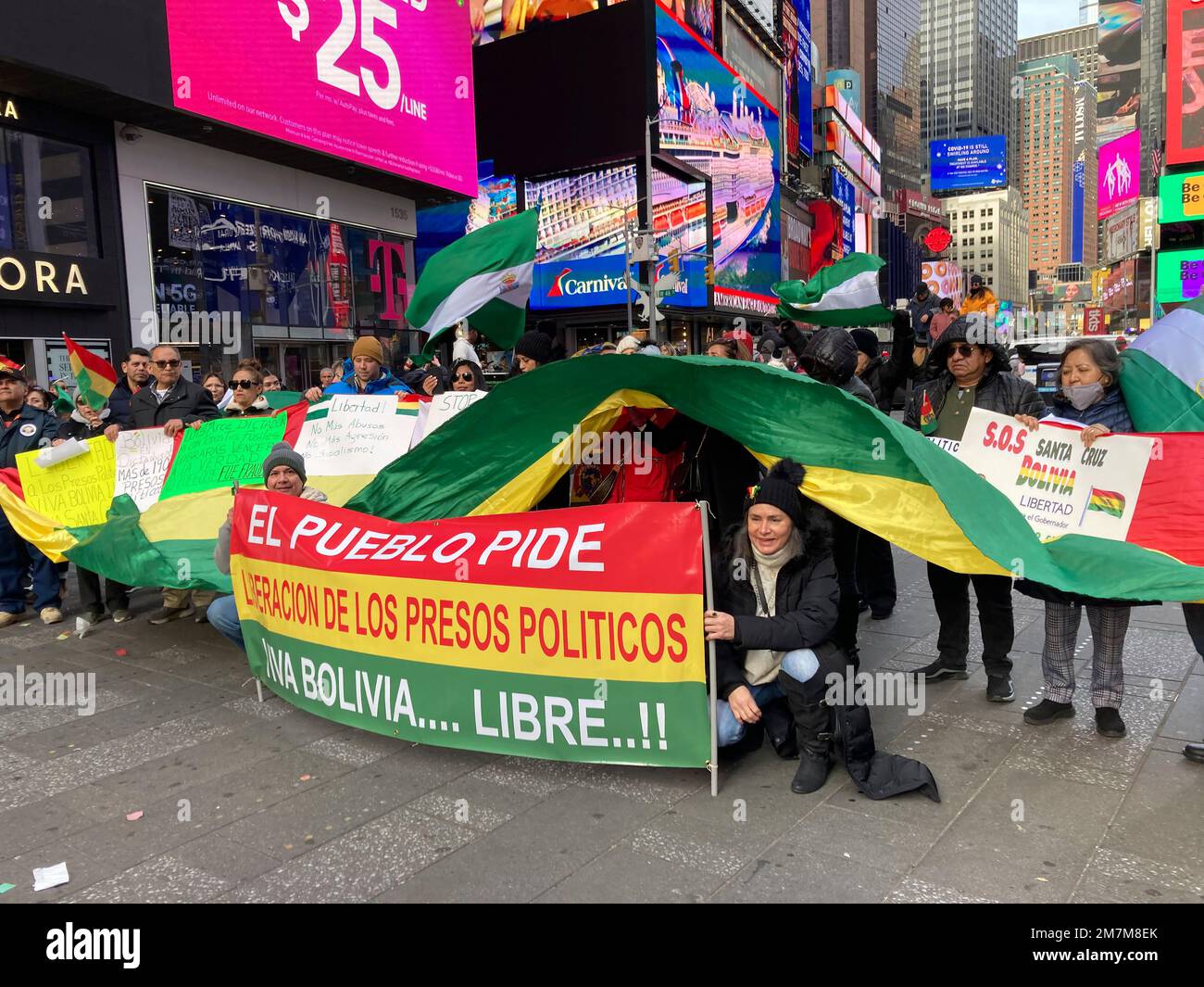 Bolivianer und ihre Anhänger versammeln sich am Sonntag, dem 8. Januar 2022, am Times Square in New York, um gegen die politische Verfolgung in Bolivien zu protestieren. (© Frances M. Roberts) Stockfoto