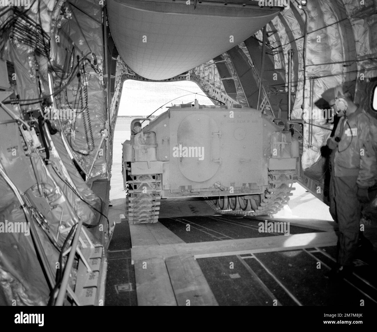 Ein mechanisiertes Infanteriefahrzeug XM-723 wird während eines Belastungstests aus einem YC-15-Flugzeug entladen. Basis: Yuma Bundesstaat: Arizona (AZ) Land: Vereinigte Staaten von Amerika (USA) Stockfoto