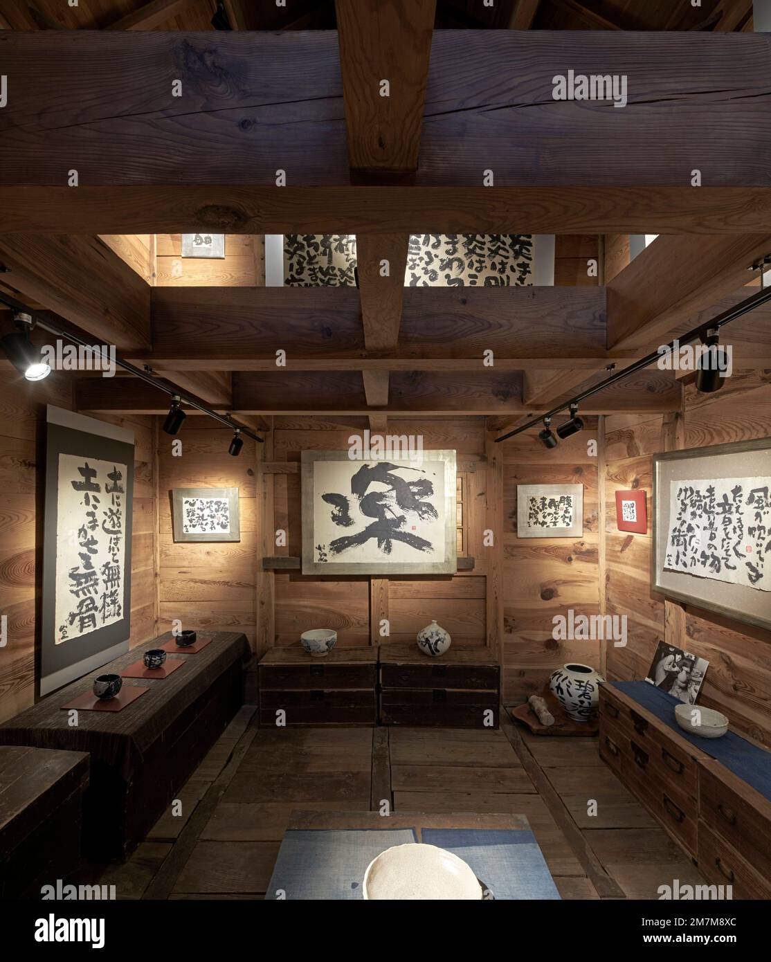 Galerieeinrichtung im Erdgeschoss. Kura-Galerie für Tokiko Kato, Kamogawa, Japan. Architekt: Atelier Bow Wow, 2022. Stockfoto