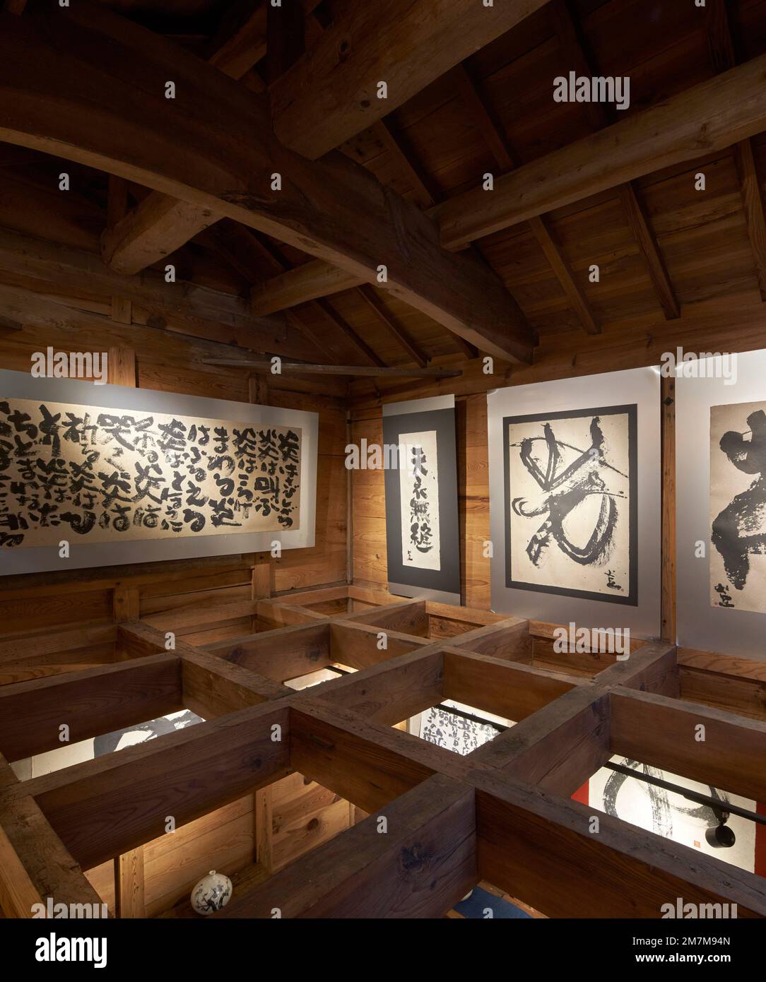 Galerieeinrichtung im oberen Stockwerk. Kura-Galerie für Tokiko Kato, Kamogawa, Japan. Architekt: Atelier Bow Wow, 2022. Stockfoto