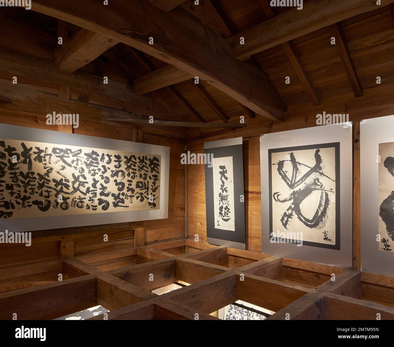 Galerieeinrichtung im oberen Stockwerk. Kura-Galerie für Tokiko Kato, Kamogawa, Japan. Architekt: Atelier Bow Wow, 2022. Stockfoto