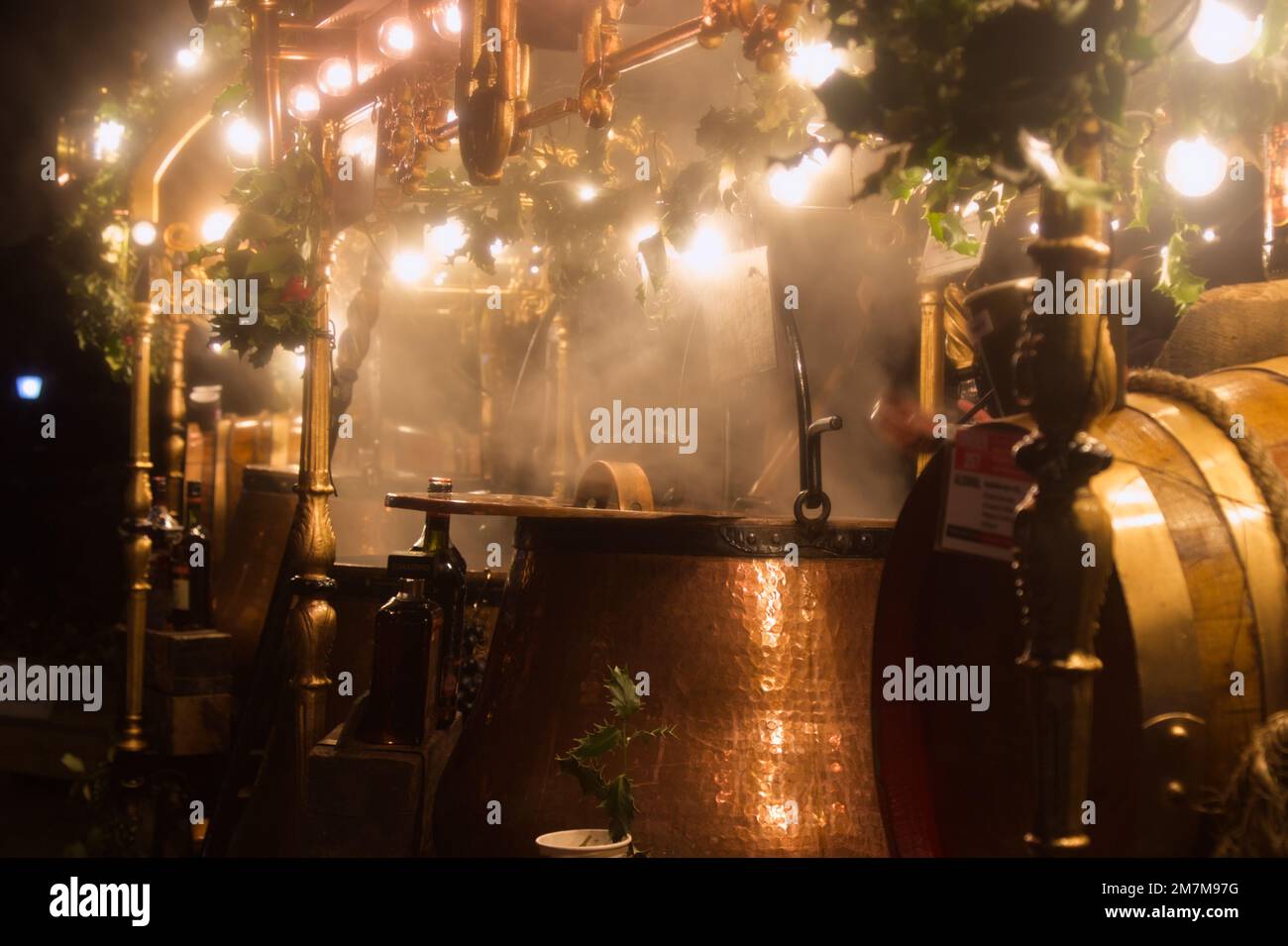 Ein Marktstand auf dem Winchester Christmas Market, der Glühwein oder Gewürzwein oder Gluwhein in Kupferfässern verkauft, gedeckt in Steam, Winchester, Großbritannien Stockfoto