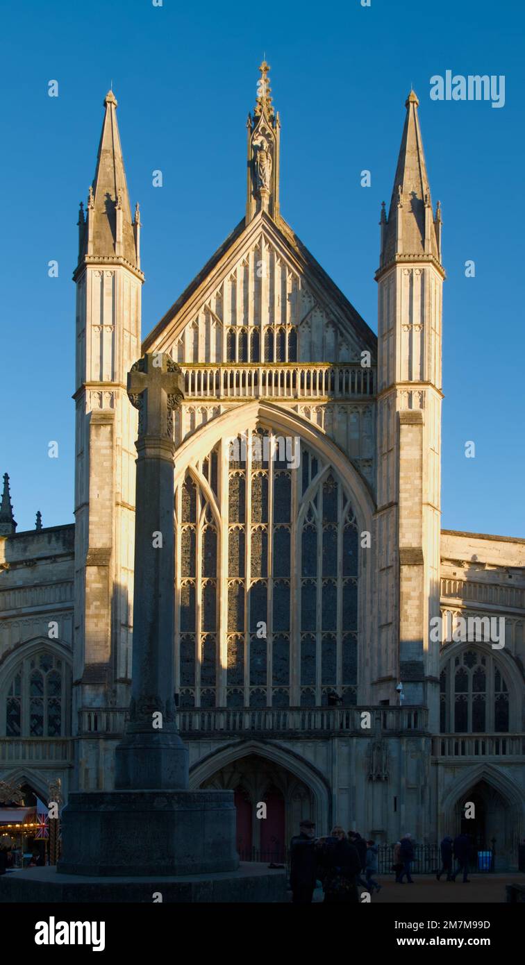 Bishop Edingtons West Front Elevation of Winchester Cathedral at Sunset, Winchester UK Stockfoto
