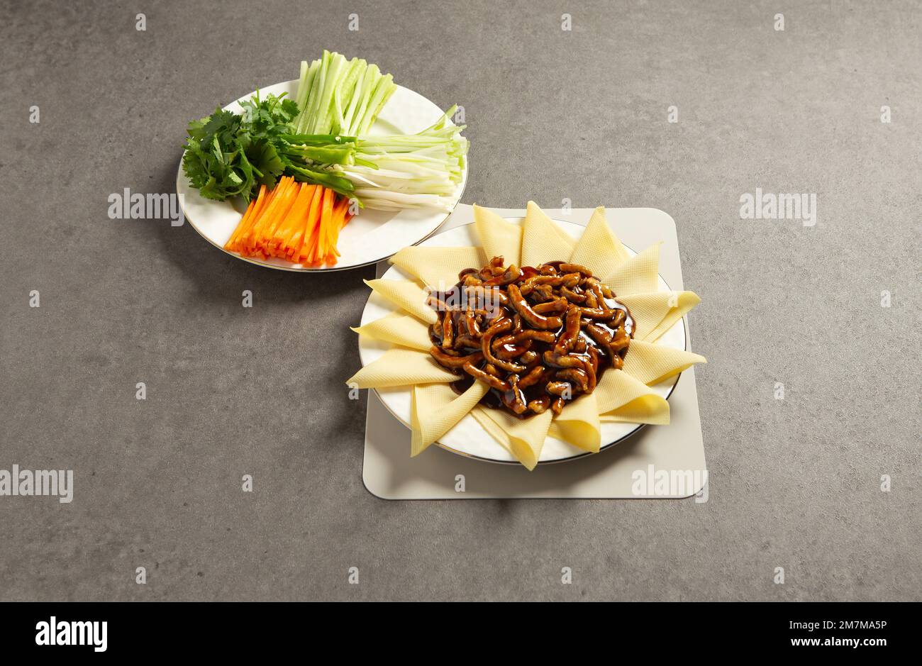 Fleischgericht mit Schweinefleisch und Chunjang, Gemüse und Tofu-Haut Stockfoto