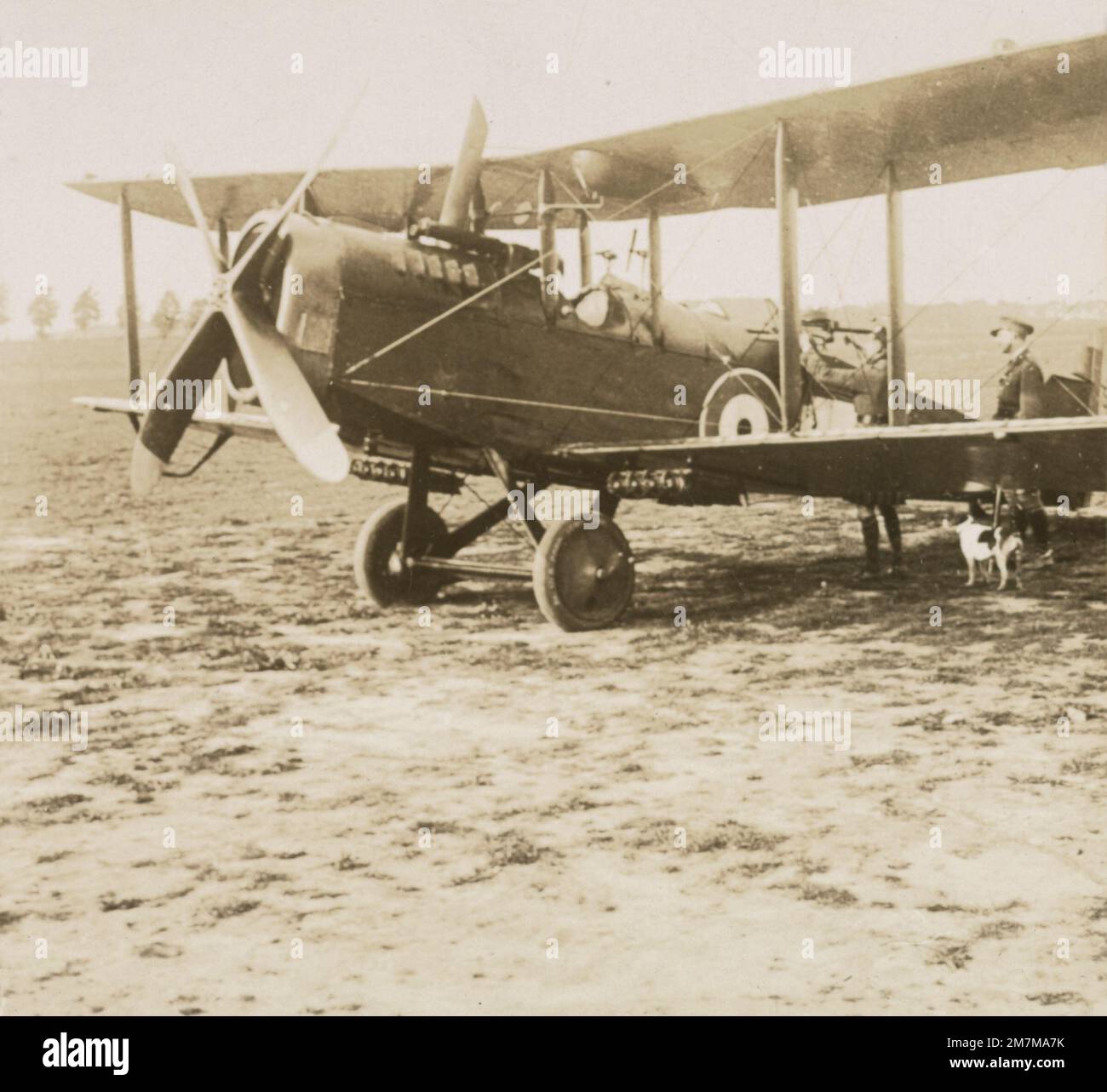 Oldtimer-Foto aus dem Jahr 1918 eines zweisitzigen Bomberflugzeugs der British Airco DeHavilland DH4, das vom Royal Flying Corps im Ersten Weltkrieg verwendet wurde. Im Januar 1917 wurde es in Betrieb genommen Stockfoto