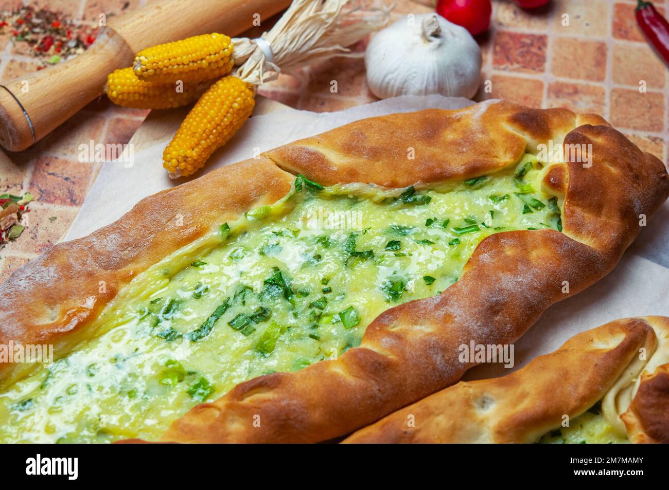 Pide, Cheese Pide, Kasarli Pide. Türkischer Pide mit Käse. Türkische Pizza, Käse-Pita auf weißem Hintergrund. Stockfoto