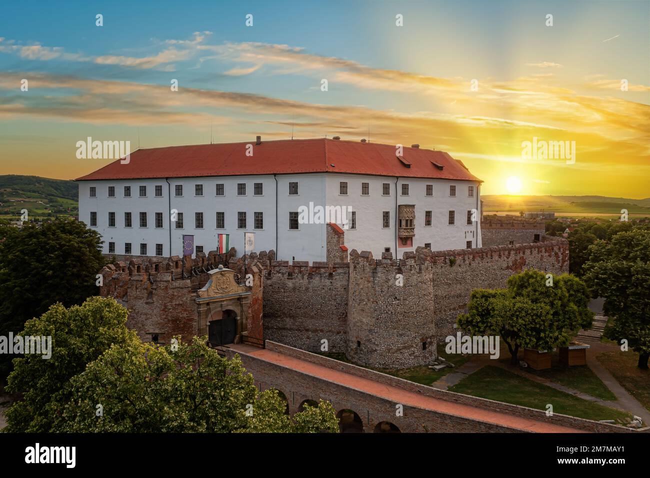 Schloss von Siklos in Süd-Ungarn. Eine faszinierende historische Festung und Touristenattraktion im Baranya County. Erbaut im 12. Jahrhundert. Stockfoto