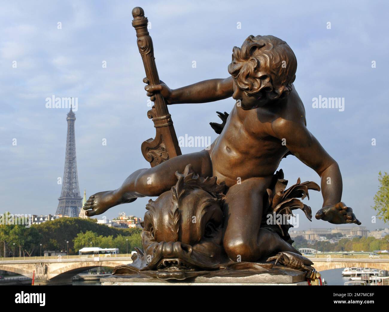 Der Eiffelturm steht hinter einer Bronzeskulptur auf der Pont Alexandre III Brücke in Paris, die 1900 fertiggestellt wurde. Stockfoto