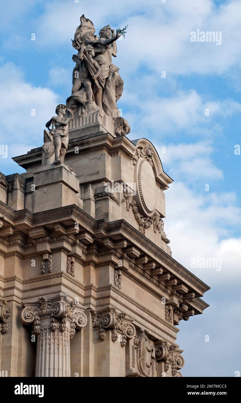 Skulpturen zieren die Fassade des historischen Grand Palais in Paris, heute eine Ausstellungshalle und ein Museumskomplex. Stockfoto