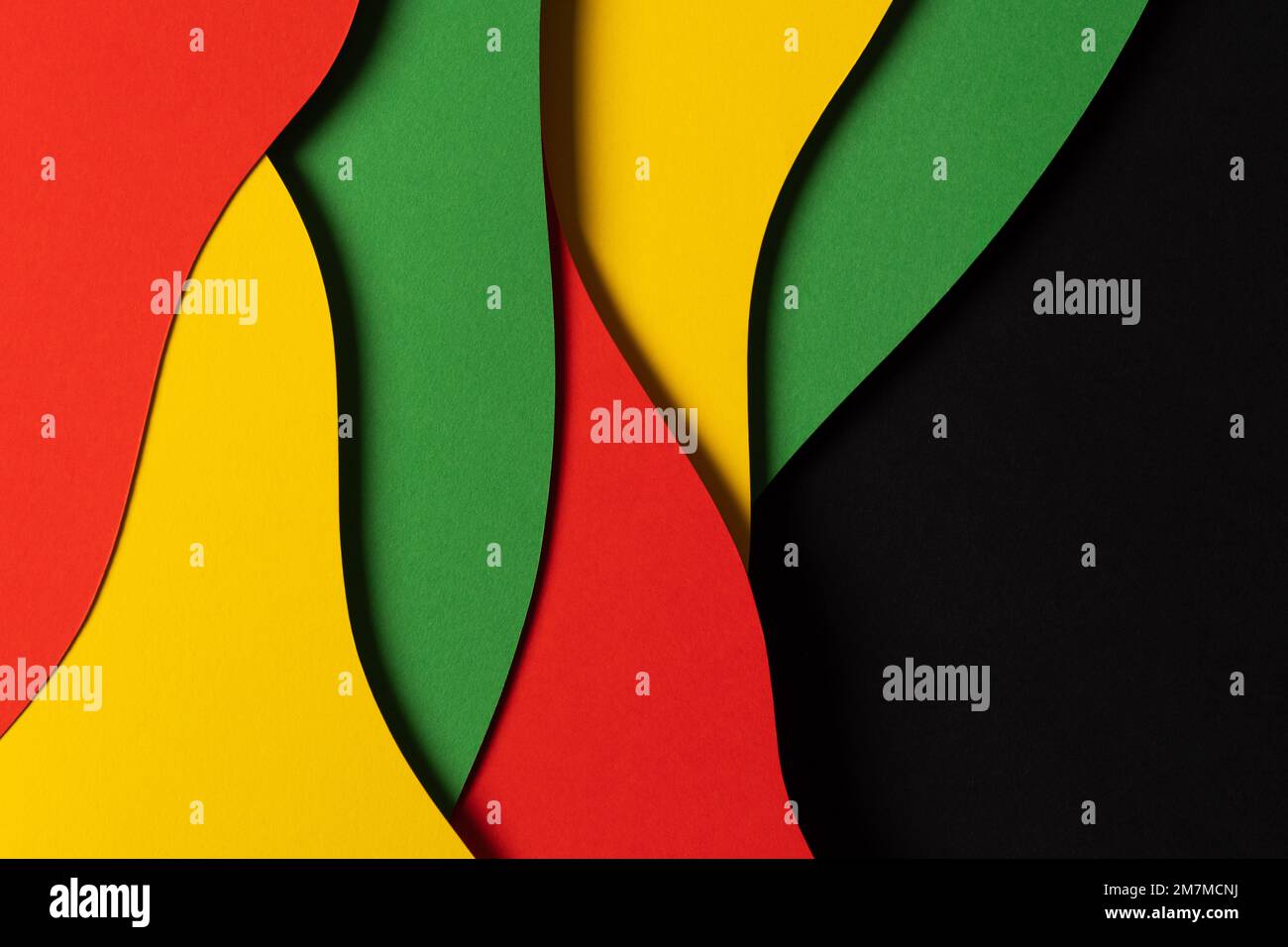 Abstrakter geometrischer schwarzer, roter, gelber, grüner Hintergrund. Schwarzer monatlicher Hintergrundfarbe für Verlauf mit Platz für Text Stockfoto