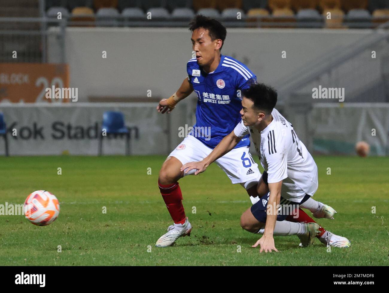 EasternHH Wu Chun-ming wetteifert um den Ball mit Siu Ka-ming des Fußballvereins während des FA-Cup-Viertelfinales zwischen Eastern und Football Club, Mong Kok Stadium. Januar 23 SCMP/Edmond so Stockfoto