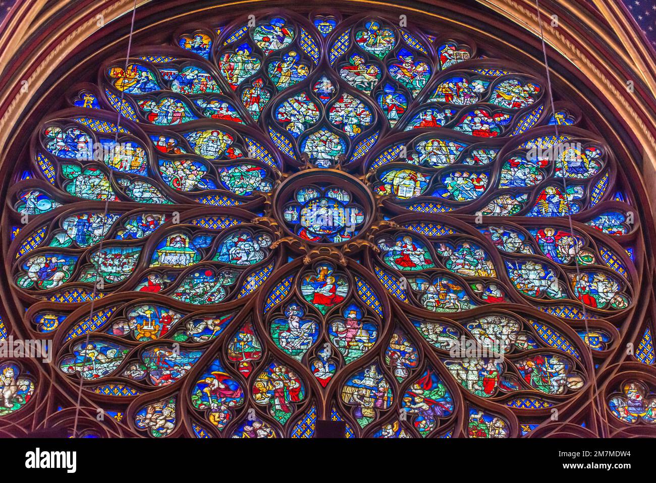 Paris, Frankreich - 27 2022. Dezember: Das atemberaubende Buntglasfenster und die wunderschöne Decke in Saint-Chapelle in Paris Stockfoto