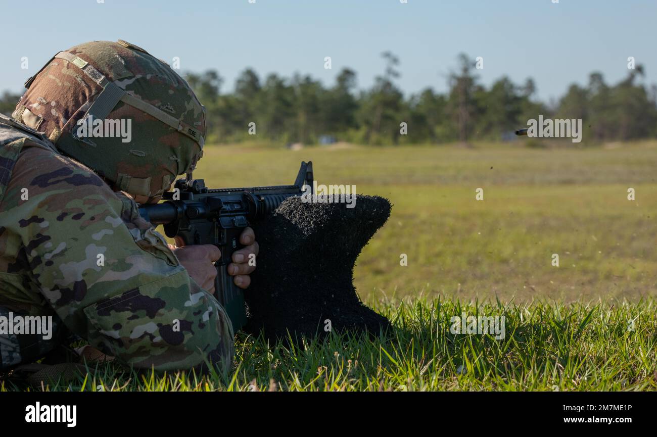 USA Army Sgt. Matthew Fiore, Vertreter der Georgia Army National Guard, feuert eine Runde während des Waffenqualifizierungsteils des Wettbewerbs der besten Krieger in Camp Blanding, Florida, 11. Mai 2022. Der regionale Wettbewerb der besten Krieger unterstreicht die Letalität, Bereitschaft und Fähigkeiten der Nationalgardisten der Armee in der gesamten südöstlichen Region. Stockfoto
