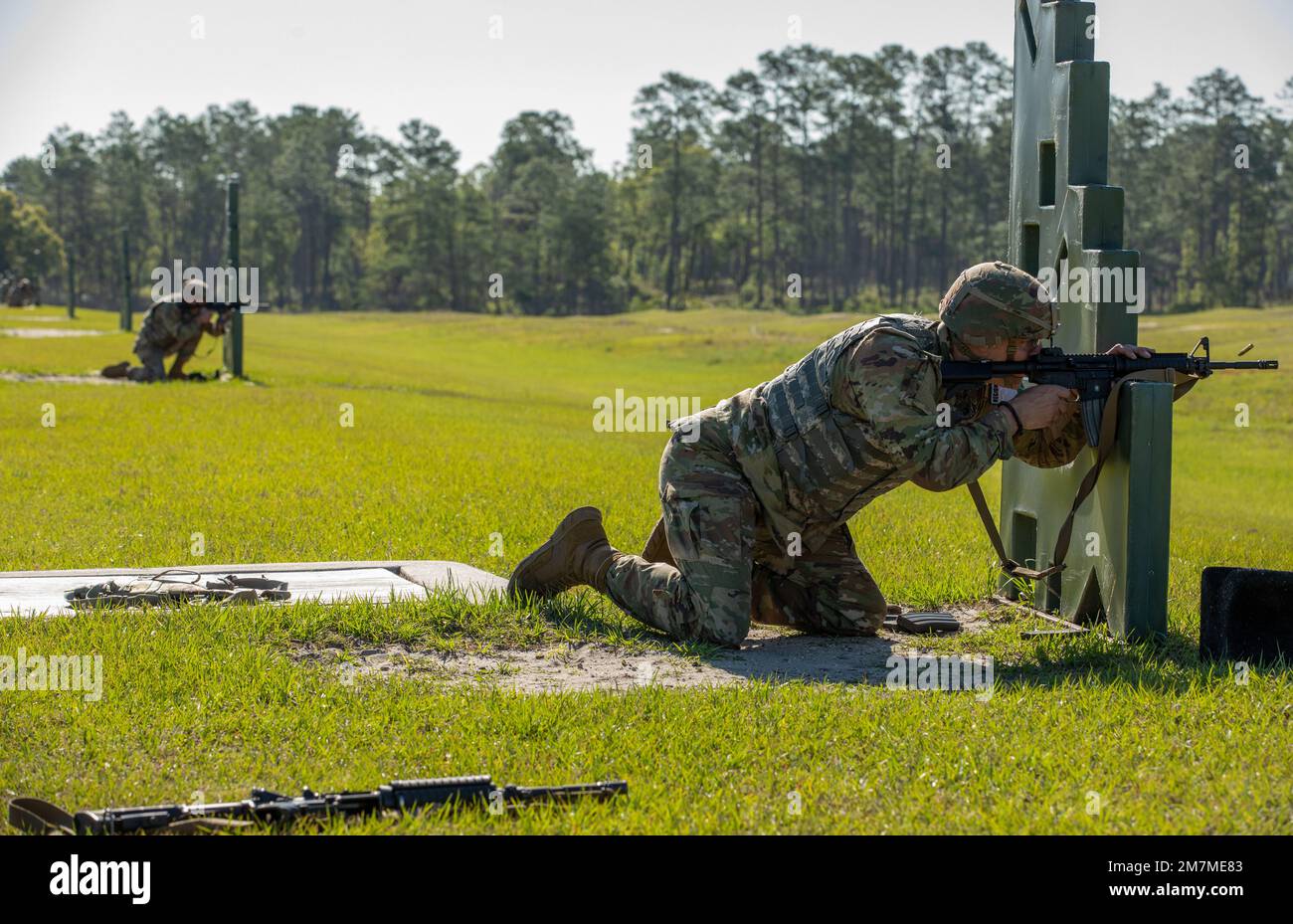 USA Army Sgt. Matthew Fiore, Vertreter der Georgia Army National Guard, feuert eine Runde während des Waffenqualifizierungsteils des Wettbewerbs der besten Krieger in Camp Blanding, Florida, 11. Mai 2022. Der regionale Wettbewerb der besten Krieger unterstreicht die Letalität, Bereitschaft und Fähigkeiten der Nationalgardisten der Armee in der gesamten südöstlichen Region. Stockfoto