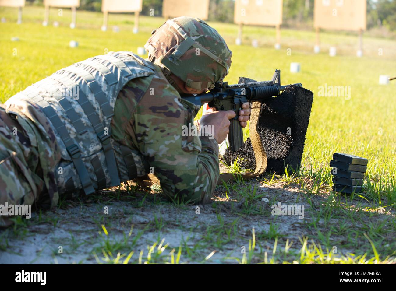 USA Army National Guard Sergeant Matthew Fiore, Vertreter der Georgia Army National Guard, feuert eine Runde während des Waffenstillstands-Teils der Region Three Best Warriors Competition in Camp Blanding, Florida, 11. Mai 2022. Die Region Three Best Warrior Competition unterstreicht die Letalität, Bereitschaft und Fähigkeiten des Army National Guardsman im Südosten der Region. Stockfoto
