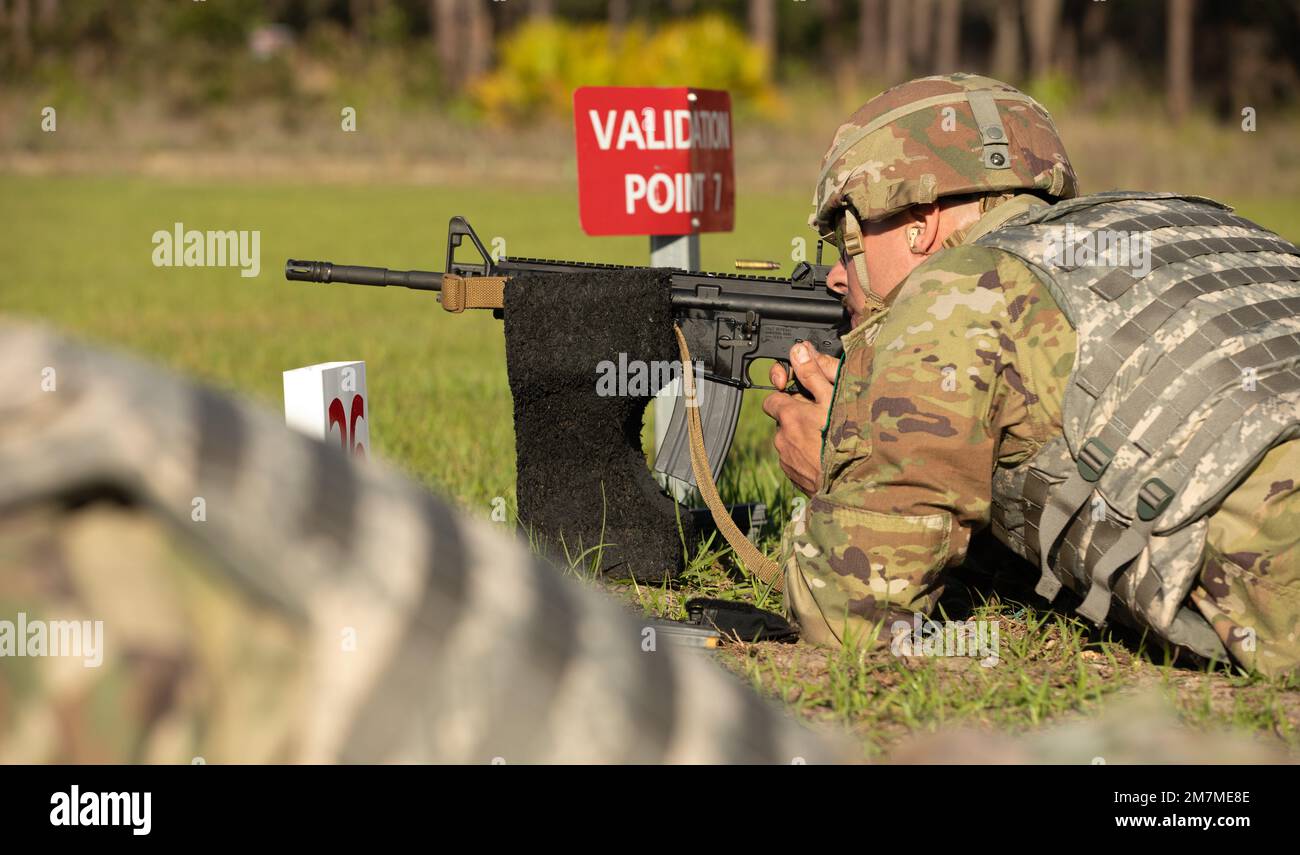 USA Army National Guard Sergeant Matthew Fiore, Vertreter der Georgia Army National Guard, feuert eine Runde während des Waffenstillstands-Teils der Region Three Best Warriors Competition in Camp Blanding, Florida, 11. Mai 2022. Die Region Three Best Warrior Competition unterstreicht die Letalität, Bereitschaft und Fähigkeiten des Army National Guardsman im Südosten der Region. Stockfoto