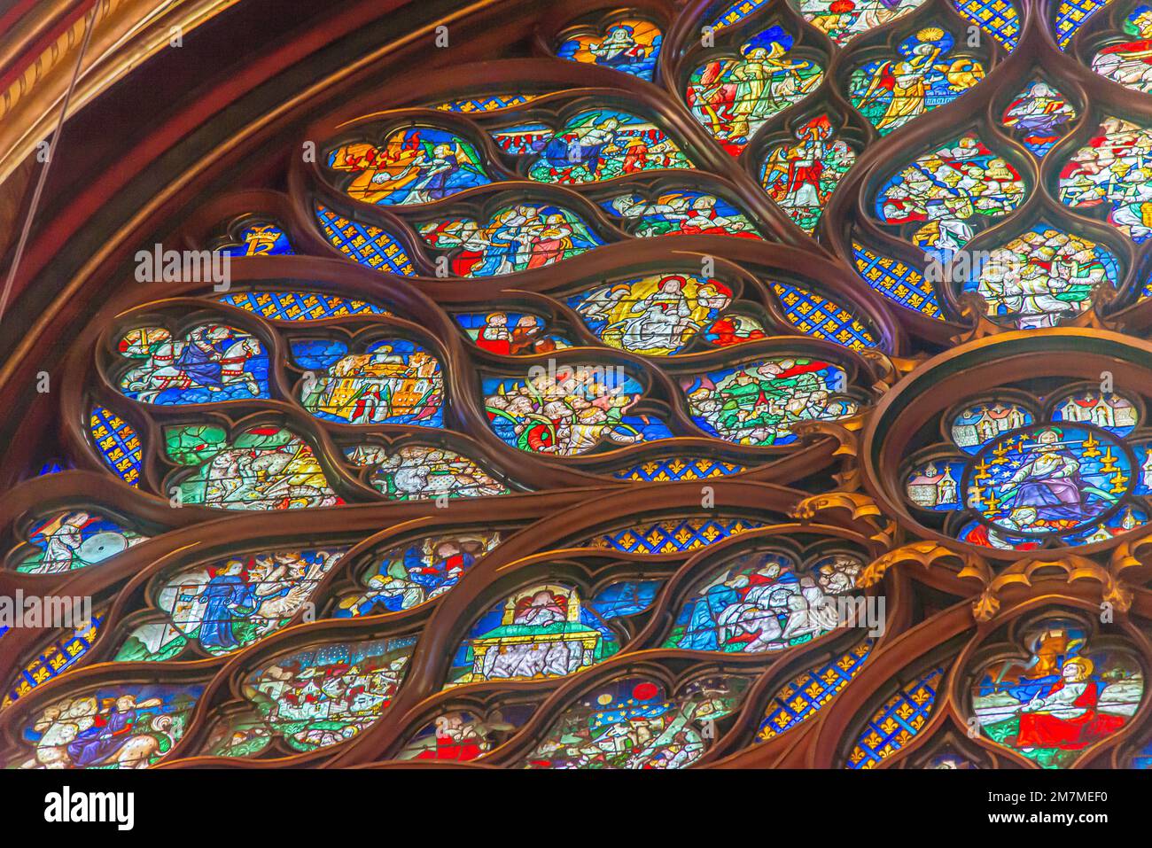 Paris, Frankreich - 27 2022. Dezember: Das atemberaubende Buntglasfenster und die wunderschöne Decke in Saint-Chapelle in Paris Stockfoto