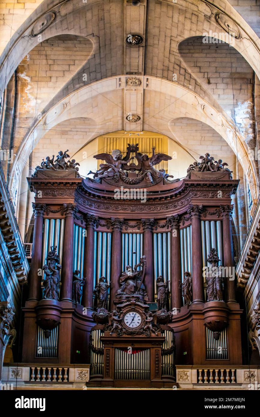 Paris, Frankreich - 27 2022. Dez.: Die Kuppel und die schöne Orgel in der Kirche St. Sulpice Stockfoto