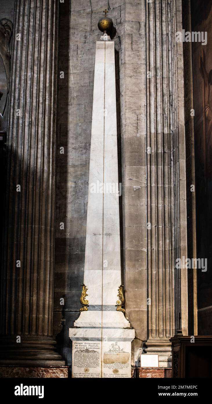 Paris, Frankreich - Dez. 27 2022: Der Gnomon Saint-Sulpice Stockfoto