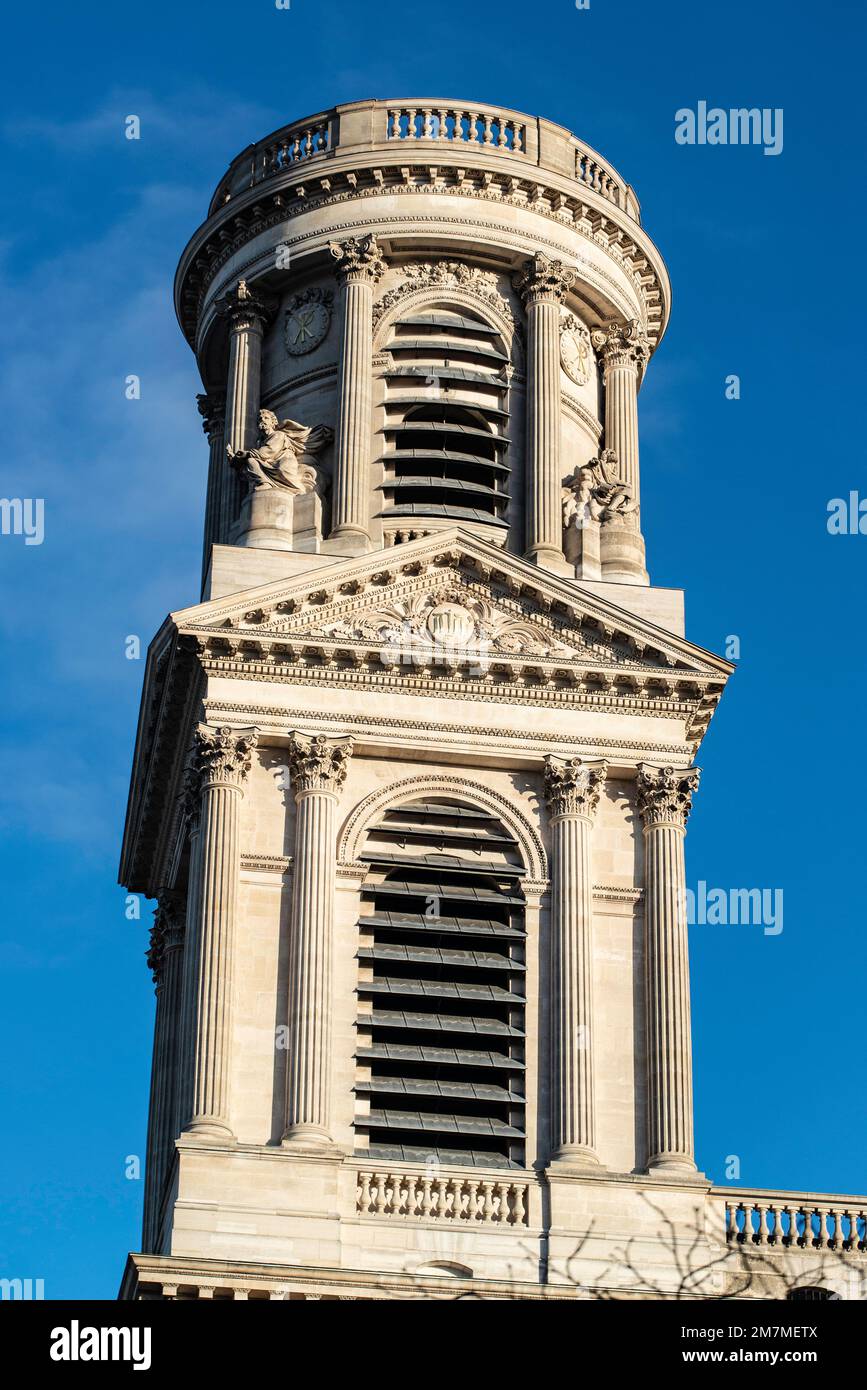 Paris, Frankreich - 27 2022. Dez.: Einer der Kirchenturme in der Kirche St. Sulpice Stockfoto