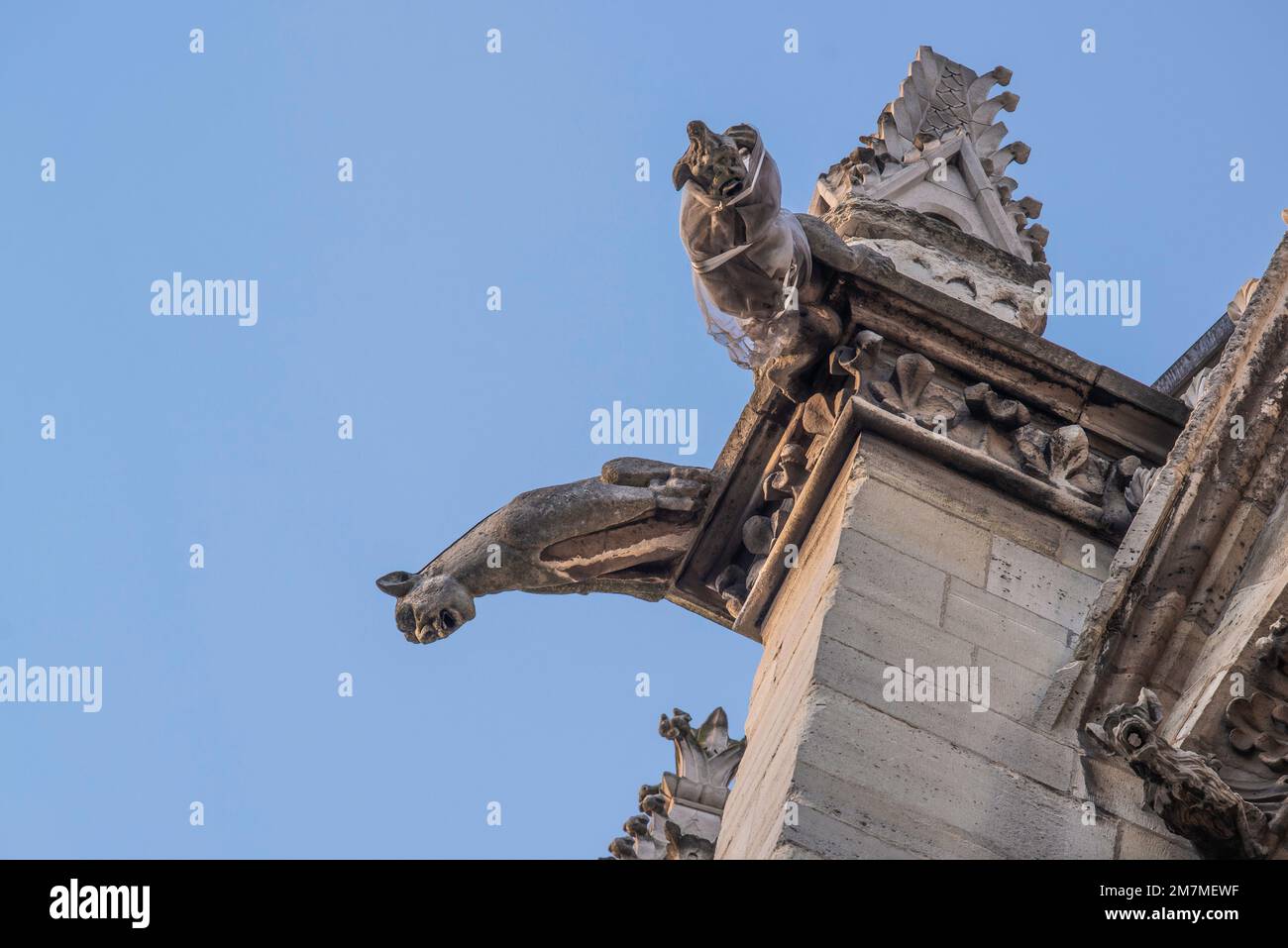 Paris, Frankreich - 27 2022. Dez.: Der gotische Gargoyle auf dem Dach von Saint-Chapelle in Paris Stockfoto