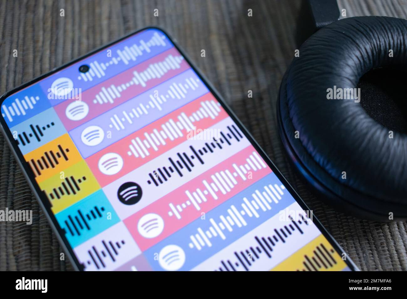JANUAR 10 2023 Montevideo Uruguay Musik über die Spotify App hören. Spotify ist eine Musik-Streaming-Plattform, die vom schwedischen Unternehmen Spotify Technology entwickelt wurde. Stockfoto