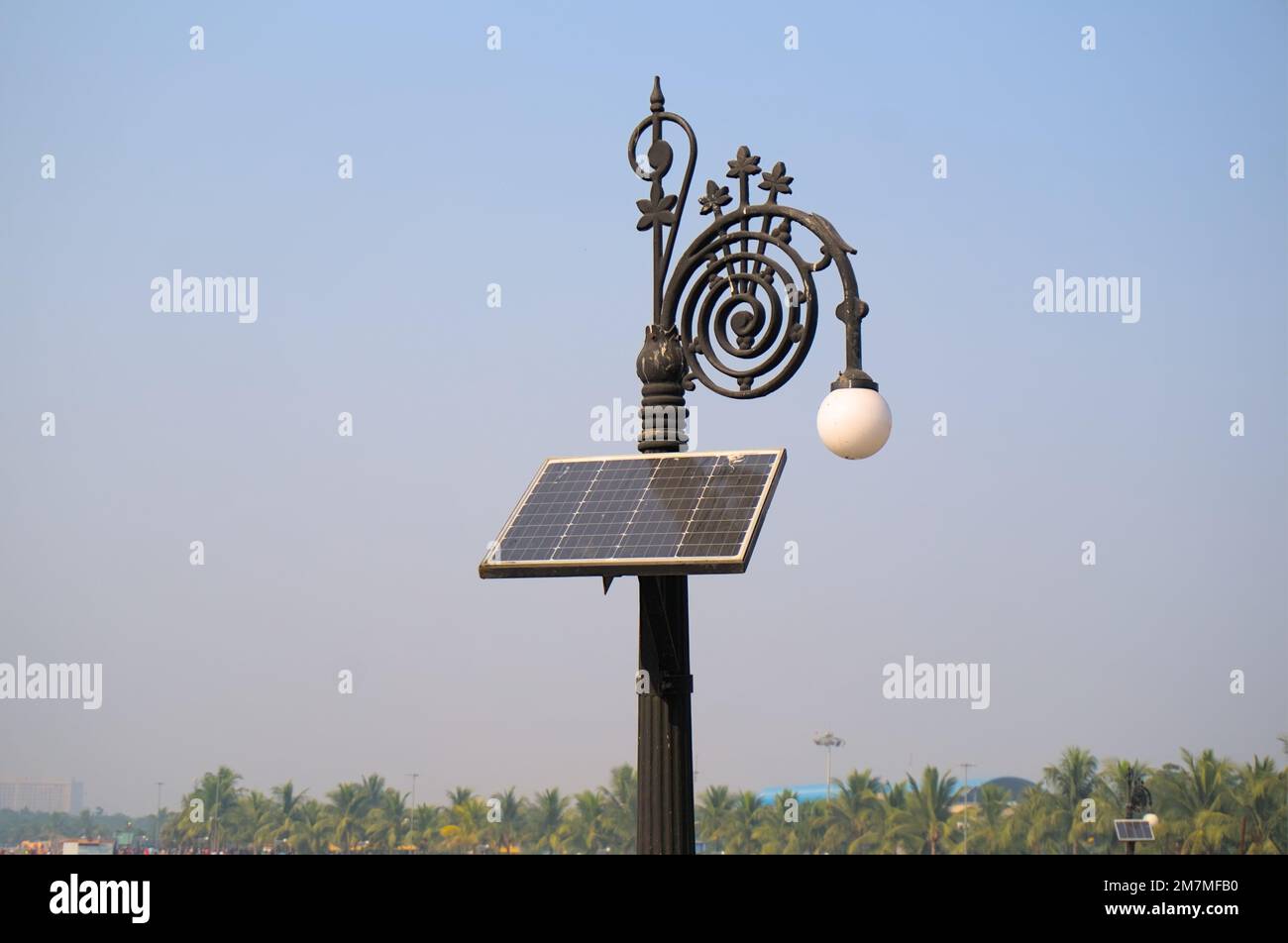 Solarbetriebener Lampenpfahl im viktorianischen Design. Verschmelzung von Alt und Neu. Stockfoto