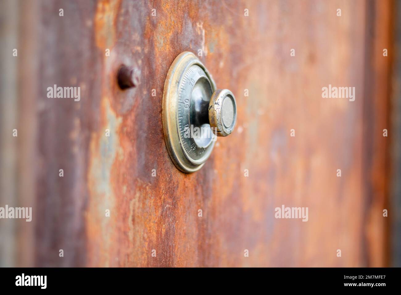 Alter Safe an rostbrauner Tresortür Stockfoto