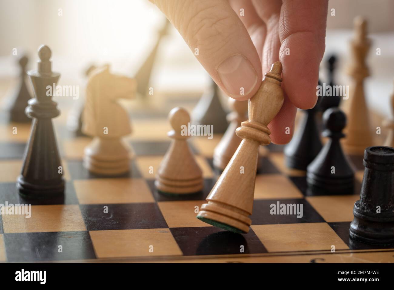 Gib das Schachkonzept auf, den König in der Hand zu halten Stockfoto