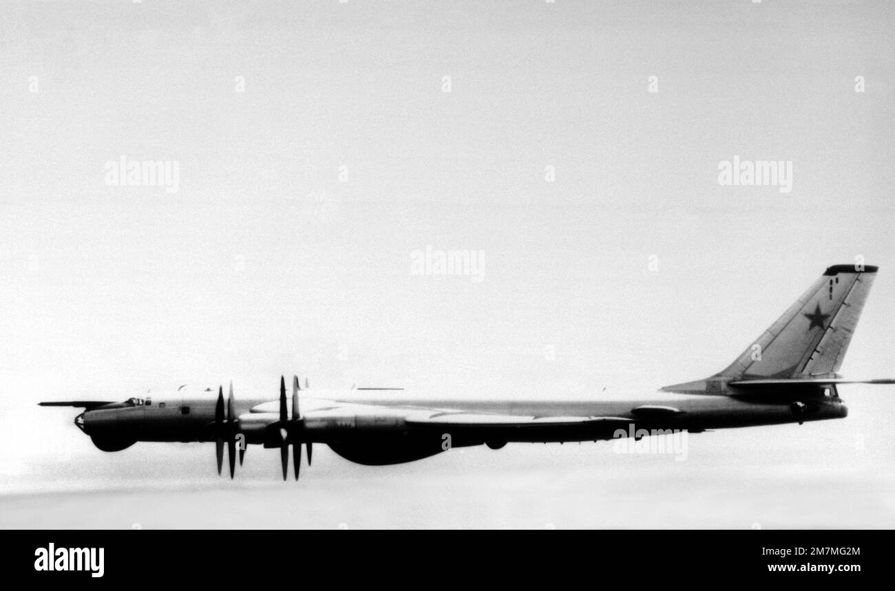 Eine linke Seitenansicht eines sowjetischen TU-95 Bear-Bomberflugzeugs, ausgestattet mit Radarscanner und Radom im Flug. Land: Unbekannt Stockfoto
