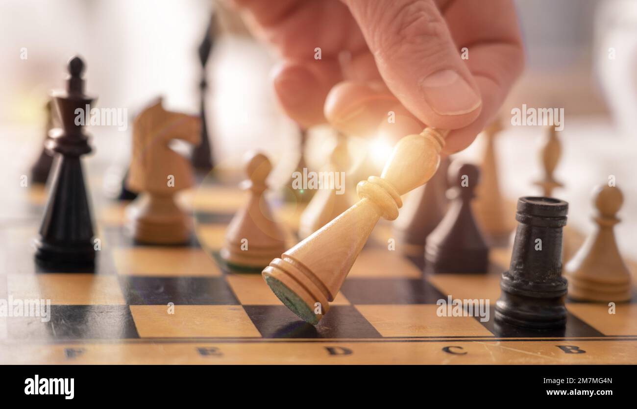 Gib das Schachkonzept auf, den König in der Hand zu halten Stockfoto