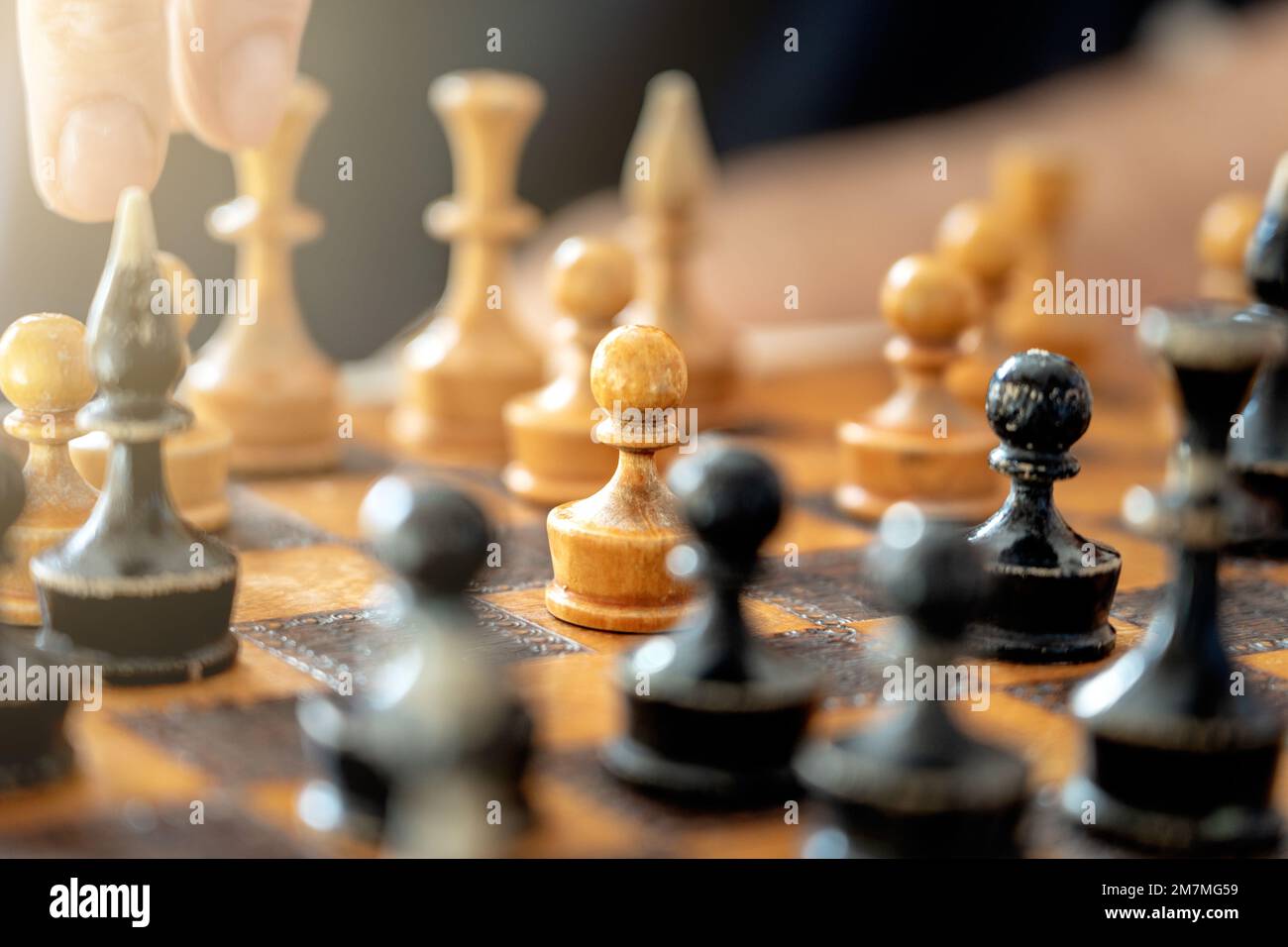 Bauer mit anderen Figuren auf dem alten Schachbrett. Stockfoto