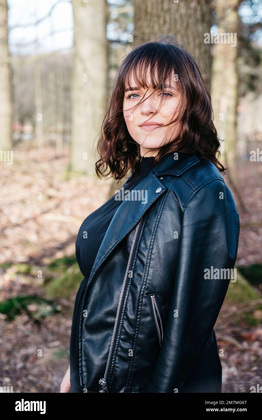 Eine Frau in Schwarz im Wald Stockfoto