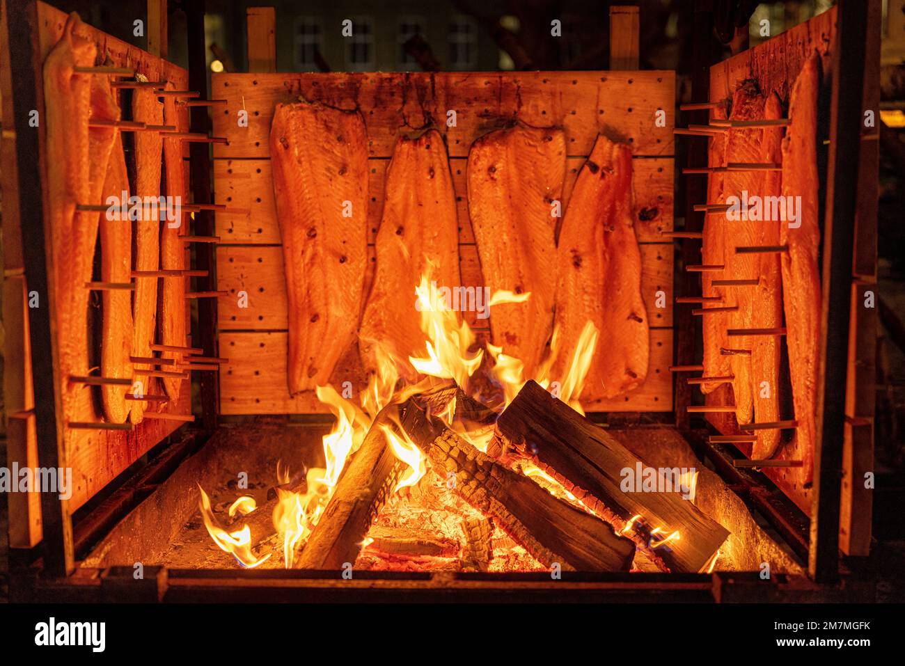 Flammenlachs auf dem Holzfeuer Stockfoto