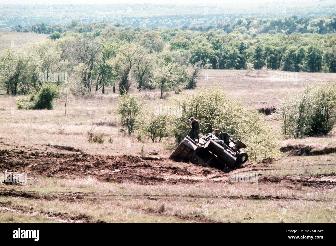 Ein Blick auf einen M-60-Hauptpanzer, der während der gemeinsamen Operation Gallant Crew '77 im Schlamm steckte. Betreff Operation/Serie: GALANT CREW '77 Basis: Fort Hood Bundesstaat: Texas (TX) Land: Vereinigte Staaten von Amerika (USA) Stockfoto