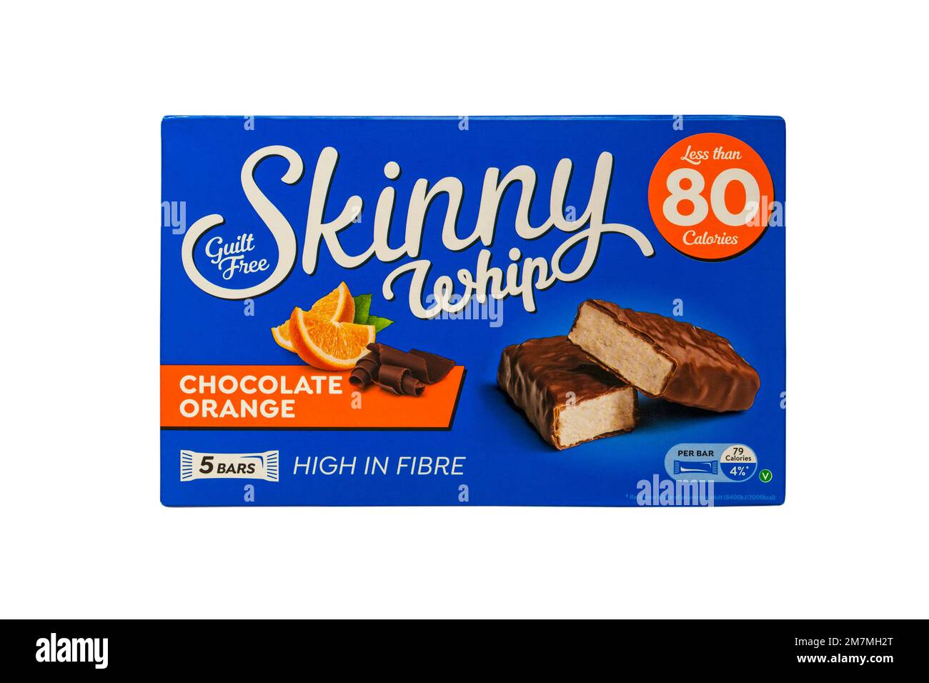 Schachtel mit schuldfreien, dünnen Peitschenschokolade, orangefarbenen Snackriegeln mit einem Fasergehalt von weniger als 80 Kalorien, isoliert auf weißem Hintergrund Stockfoto
