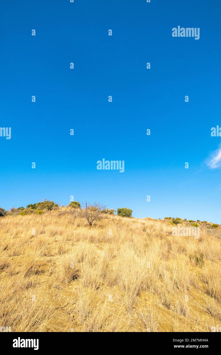 Natürliche Landschaft und blauer Himmel mit Wolken Stockfoto